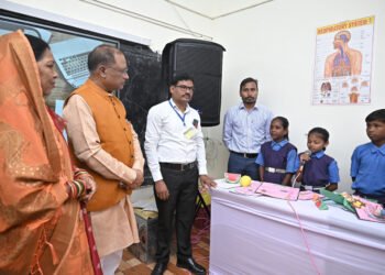 रायपुर : मुख्यमंत्री के समक्ष डिजिटल एप्प ई-जादुई पिटारा की खूबियों का किया गया प्रदर्शन