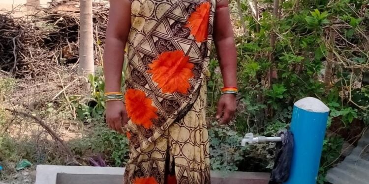 रायपुर : जल जीवन मिशन : घर में नल कनेक्शन से तोरनकट्टा एवं मनकी की महिलाएं खुश 1 रायपुर : जल जीवन मिशन : घर में नल कनेक्शन से तोरनकट्टा एवं मनकी की महिलाएं खुश