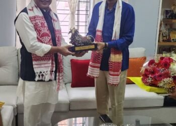 रायपुर : राज्यपाल  रमेन डेका से असम के मुख्यमंत्री  हिमंत बिस्वा सरमा ने की सौजन्य मुलाकात