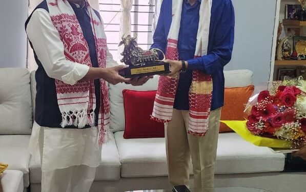 रायपुर : राज्यपाल  रमेन डेका से असम के मुख्यमंत्री  हिमंत बिस्वा सरमा ने की सौजन्य मुलाकात