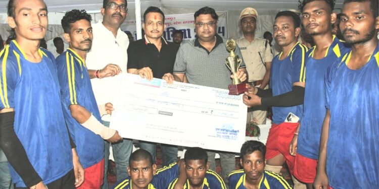 बलरामपुर : स्वच्छता के प्रति लोगों को जागरूक करने आयोजित हुआ रोमांचक कबड्डी प्रतियोगिता