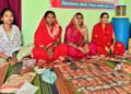बालोद : रक्षाबंधन के पर्व पर आकर्षक राखियाॅ बना रही है कुमुड़कट्टा की महिलाएं