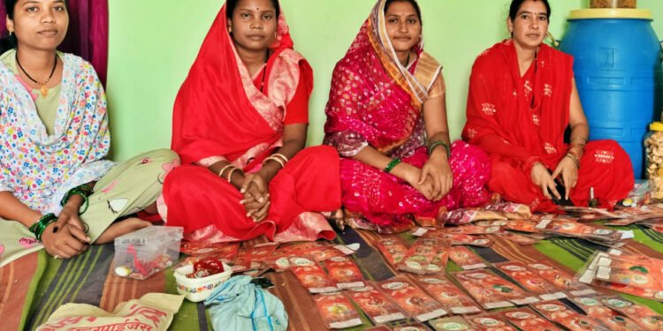 बालोद : रक्षाबंधन के पर्व पर आकर्षक राखियाॅ बना रही है कुमुड़कट्टा की महिलाएं 1 बालोद : रक्षाबंधन के पर्व पर आकर्षक राखियाॅ बना रही है कुमुड़कट्टा की महिलाएं