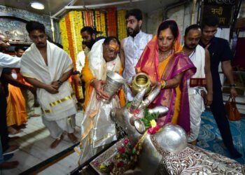 रायपुर : मुख्यमंत्री  साय ने सपरिवार  महाकालेश्वर के दर्शन कर प्रदेशवासियों के सुख-समृद्धि और खुशहाली की कामना की