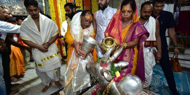 रायपुर : मुख्यमंत्री  साय ने सपरिवार  महाकालेश्वर के दर्शन कर प्रदेशवासियों के सुख-समृद्धि और खुशहाली की कामना की