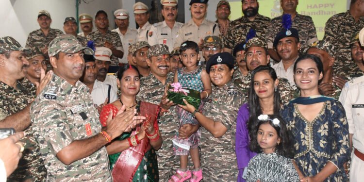 रायपुर : बीजापुर में बहनों ने रक्षाबंधन पर सुरक्षाबलों को बांधी राखी, भावुक हुए जवान 1 रायपुर : बीजापुर में बहनों ने रक्षाबंधन पर सुरक्षाबलों को बांधी राखी, भावुक हुए जवान