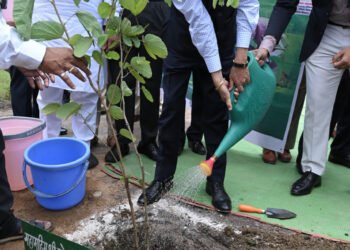 रायपुर : ‘एक पेड़ मां के नाम’ पर राज्यपाल  रमेन डेका ने लगाया कचनार का पौधा