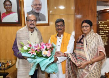 रायपुर : राज्यपाल  रमेन डेका से विधानसभा नेता प्रतिपक्ष  चरण दास महंत ने सौजन्य भेंट की