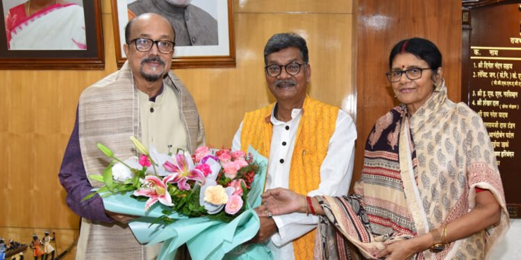 रायपुर : राज्यपाल  रमेन डेका से विधानसभा नेता प्रतिपक्ष  चरण दास महंत ने सौजन्य भेंट की