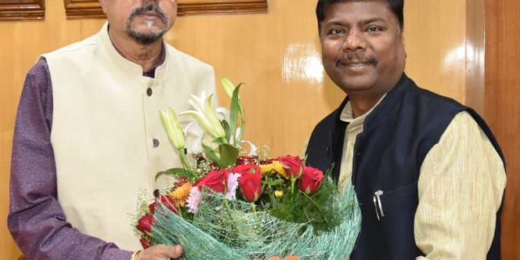 रायपुर : राज्यपाल  रमेन डेका से केबिनेट मंत्री  केदार कश्यप ने भेंट की