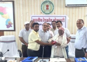 एमसीबी : रेडक्रॉस सोसायटी ने किया हीरालाल का सम्मान  रेडक्रॉस सोसायटी