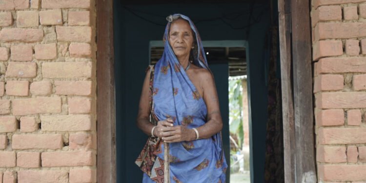 रायपुर : अब वृद्धा ध्वजा बाई को जरूरत के समय किसी से पैसे मांगने की नहीं पड़ती जरूरत