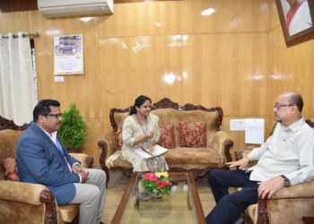 रायपुर : राज्यपाल  रमेन डेका से मौसम विज्ञान केंद्र प्रभारी डॉ. वाणी ने भेंट की