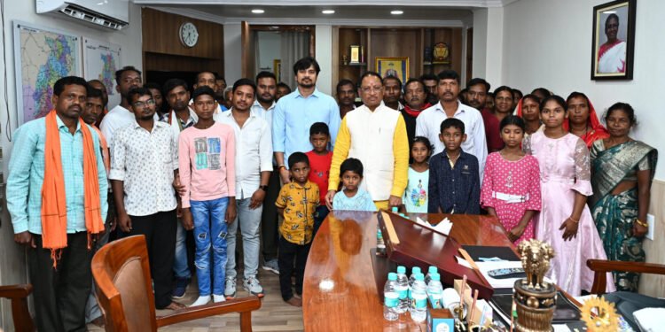 रायपुर : मुख्यमंत्री  विष्णु देव साय से कुनकुरी विधानसभा के ग्रामीणों ने की सौजन्य मुलाकात