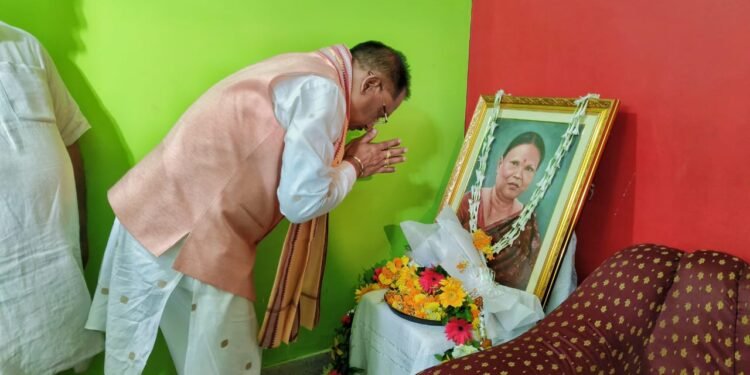 रायपुर : मुख्यमंत्री विष्णुदेव साय ने स्वर्गीय झिंगिया उरांव को श्रद्धांजलि अर्पित की 1 रायपुर : मुख्यमंत्री विष्णुदेव साय ने स्वर्गीय झिंगिया उरांव को श्रद्धांजलि अर्पित की