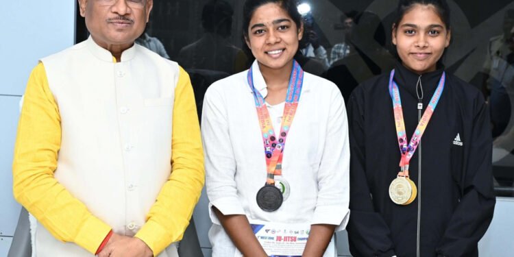 रायपुर : मुख्यमंत्री  विष्णु देव साय से जु-जित्सु खिलाड़ियों ने की मुलाकात