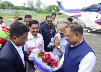 रायपुर : राज्यपाल रमेन डेका और मुख्यमंत्री विष्णु देव साय का बिलासपुर पहुंचने पर हेलीपैड में आत्मीय स्वागत 1 रायपुर : राज्यपाल रमेन डेका और मुख्यमंत्री विष्णु देव साय का बिलासपुर पहुंचने पर हेलीपैड में आत्मीय स्वागत