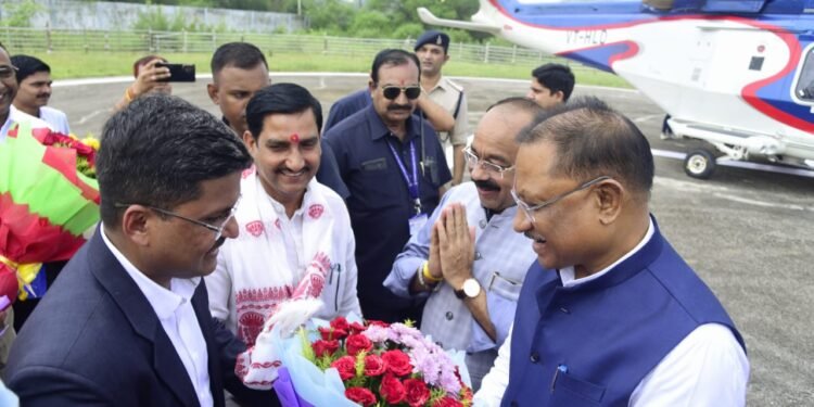 रायपुर : राज्यपाल रमेन डेका और मुख्यमंत्री विष्णु देव साय का बिलासपुर पहुंचने पर हेलीपैड में आत्मीय स्वागत 1 रायपुर : राज्यपाल रमेन डेका और मुख्यमंत्री विष्णु देव साय का बिलासपुर पहुंचने पर हेलीपैड में आत्मीय स्वागत