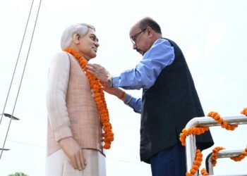 रायपुर : राज्यपाल रमेन डेका और मुख्यमंत्री विष्णु देव साय ने पूर्व प्रधानमंत्री भारत रत्न स्वर्गीय अटल बिहारी वाजपेयी की प्रतिमा पर माल्यार्पण कर उन्हें नमन किया राज्यपाल रमेन डेका 2 रायपुर : राज्यपाल रमेन डेका और मुख्यमंत्री विष्णु देव साय ने पूर्व प्रधानमंत्री भारत रत्न स्वर्गीय अटल बिहारी वाजपेयी की प्रतिमा पर माल्यार्पण कर उन्हें नमन किया राज्यपाल रमेन डेका