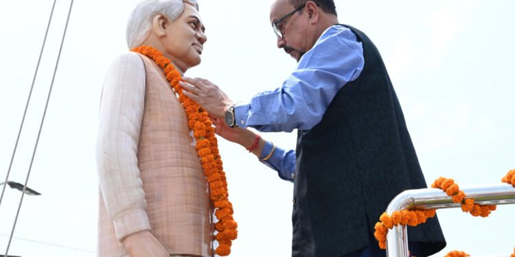 रायपुर : राज्यपाल  रमेन डेका और मुख्यमंत्री  विष्णु देव साय ने पूर्व प्रधानमंत्री भारत रत्न स्वर्गीय  अटल बिहारी वाजपेयी की प्रतिमा पर माल्यार्पण कर उन्हें नमन किया राज्यपाल  रमेन डेका