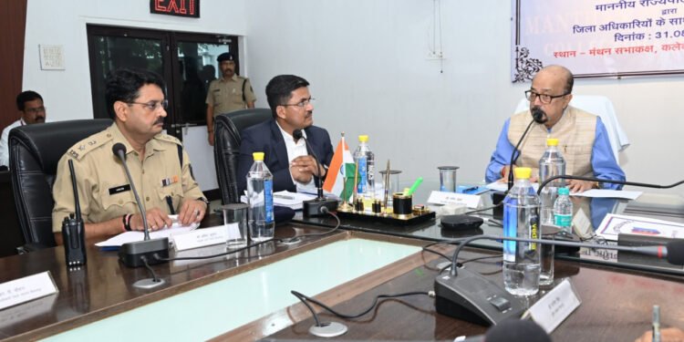 रायपुर : राज्यपाल ने विकास एवं अन्य गतिविधियों पर अधिकारियों की ली बैठक 1 रायपुर : राज्यपाल ने विकास एवं अन्य गतिविधियों पर अधिकारियों की ली बैठक