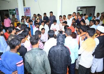 उपमुख्यमंत्री  विजय शर्मा ने दिव्यांगजनों को बैटरी चलित मोटराइज्ड ट्रायसायकल और व्हील चेयर किया वितरण