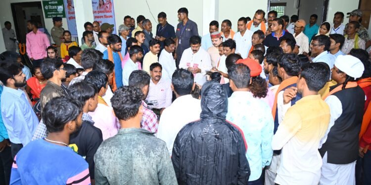 उपमुख्यमंत्री  विजय शर्मा ने दिव्यांगजनों को बैटरी चलित मोटराइज्ड ट्रायसायकल और व्हील चेयर किया वितरण