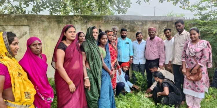 महतारी वंदन हितग्राहियों को पौधा वितरण एवं वृक्षारोपण कार्यक्रम “एक पेड़ मां के नाम” अभियान की शुरुआत