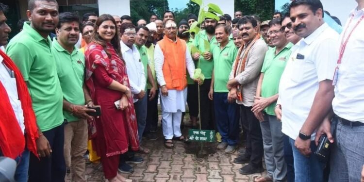 मुख्यमंत्री  विष्णुदेव साय एवं  उप मुख्यमंत्री  विजय शर्मा के द्वारा