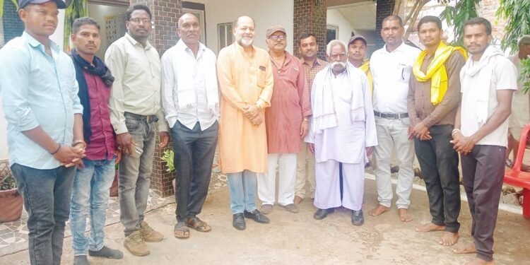 विश्व आदिवासी दिवस पर ग्राम राजानवागांव में दोना पत्तल बनाने के प्रशिक्षण कार्यक्रम का आयोजन