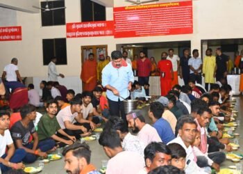 उपमुख्यमंत्री  विजय शर्मा ने अमरकंटक के मृत्युंजय आश्रम पहुँच कर कांवड़ियों की सेवा की, अपने हाथों में भोजन-प्रसाद परोसा और सभी का हाल-चाल जाना