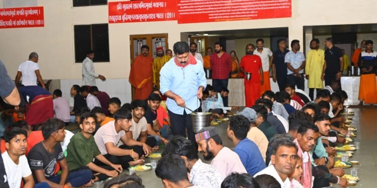 उपमुख्यमंत्री विजय शर्मा ने अमरकंटक के मृत्युंजय आश्रम पहुँच कर कांवड़ियों की सेवा की, अपने हाथों में भोजन-प्रसाद परोसा और सभी का हाल-चाल जाना 1 उपमुख्यमंत्री विजय शर्मा ने अमरकंटक के मृत्युंजय आश्रम पहुँच कर कांवड़ियों की सेवा की, अपने हाथों में भोजन-प्रसाद परोसा और सभी का हाल-चाल जाना