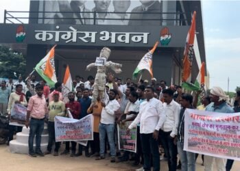 पंडरिया कारखाना प्रबंधन के खिलाफ कांग्रेस कार्यकर्ताओं का हल्ला बोल, पुतला दहन कर की नारेबाजी