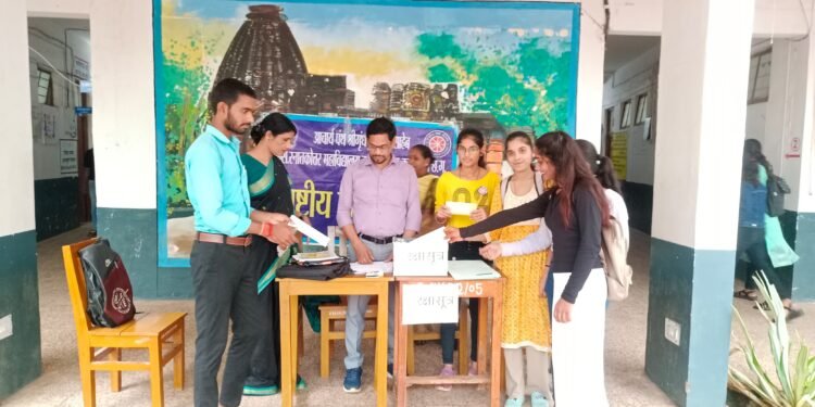 पीजी कॉलेज में  राष्ट्रीय सेवा योजना के स्वयंसेविकाओ ने बॉर्डर में  तैनात सैनिक भाइयों को भेजा   रक्षासूत्र….