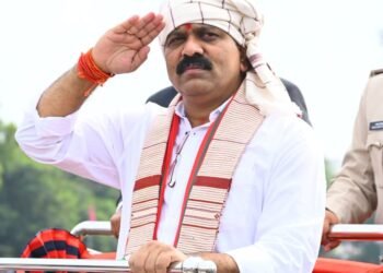 उपमुख्यमंत्री  विजय शर्मा ने लाल बाग मैदान जगदलपुर में किया ध्वजारोहण