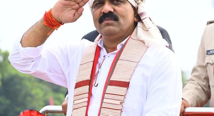 उपमुख्यमंत्री  विजय शर्मा ने लाल बाग मैदान जगदलपुर में किया ध्वजारोहण