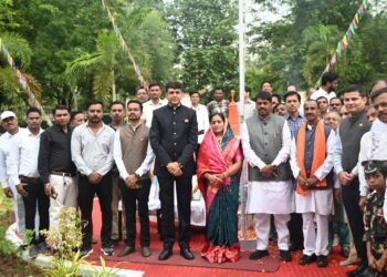 स्वतंत्रता दिवस के अवसर पर जिला पंचायत कबीरधाम में शान से लहराया तिरंगा