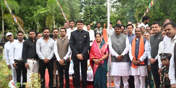 स्वतंत्रता दिवस के अवसर पर जिला पंचायत कबीरधाम में शान से लहराया तिरंगा 1 स्वतंत्रता दिवस के अवसर पर जिला पंचायत कबीरधाम में शान से लहराया तिरंगा