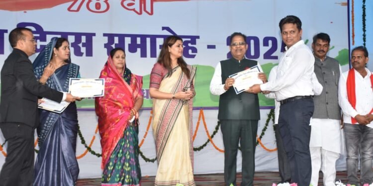 विधायक अमर अग्रवाल ने कवर्धा के मुख्य समारोह में ध्वजारोहण किया और जनता को मुख्यमंत्री का संदेश दिया 1 विधायक अमर अग्रवाल ने कवर्धा के मुख्य समारोह में ध्वजारोहण किया और जनता को मुख्यमंत्री का संदेश दिया