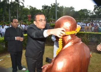 कलेक्टर  जनमेजय महोबे ने कलेक्टर परिसर में किया ध्वाजारोहरण