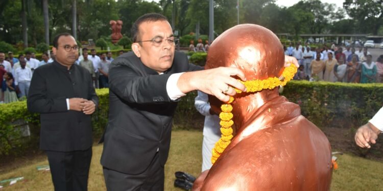 कलेक्टर जनमेजय महोबे ने कलेक्टर परिसर में किया ध्वाजारोहरण 1 कलेक्टर जनमेजय महोबे ने कलेक्टर परिसर में किया ध्वाजारोहरण