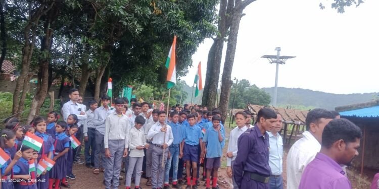 नक्सल प्रभावित ग्रामों में उत्साह और उमंग के साथ मनाया गया स्वतत्रंता दिवस 1 नक्सल प्रभावित ग्रामों में उत्साह और उमंग के साथ मनाया गया स्वतत्रंता दिवस