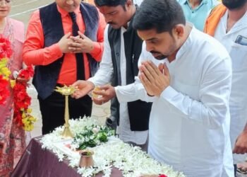 ग्राम धरमपुरा के डीव्हीए स्कूल जनपद उपाध्यक्ष डॉ. वीरेन्द्र साहू ने किया ध्वजा रोहण