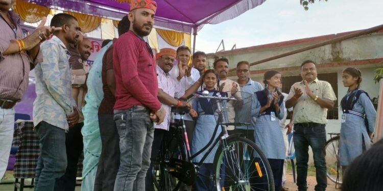 राजानवागांव में 89 छात्राओं को साइकिल मिले चेहरे में मुस्कान खिले 1 राजानवागांव में 89 छात्राओं को साइकिल मिले  चेहरे में मुस्कान खिले