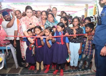 जनजातिय बालक एवं बालिका छात्रावास प्रवेश उत्सव में पंडरिया विधायक भावना बोहरा ने किया बच्चों का स्वागत