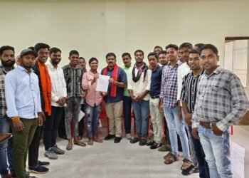 कवर्धा : शा. स्वामी विवेकानंद महाविद्यालय बोड़ला के सहायक प्राध्यापक को बर्खास्त करने ABVP के कार्यकर्ताओ ने उप मुख्यमंत्री विजय शर्मा को सौंपा ज्ञापन।