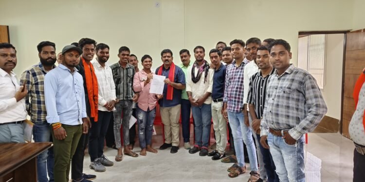 कवर्धा : शा. स्वामी विवेकानंद महाविद्यालय बोड़ला के सहायक प्राध्यापक को बर्खास्त करने ABVP के कार्यकर्ताओ ने उप मुख्यमंत्री विजय शर्मा को सौंपा ज्ञापन। 1 कवर्धा : शा. स्वामी विवेकानंद महाविद्यालय बोड़ला के सहायक प्राध्यापक को बर्खास्त करने ABVP के कार्यकर्ताओ ने उप मुख्यमंत्री विजय शर्मा को सौंपा ज्ञापन।