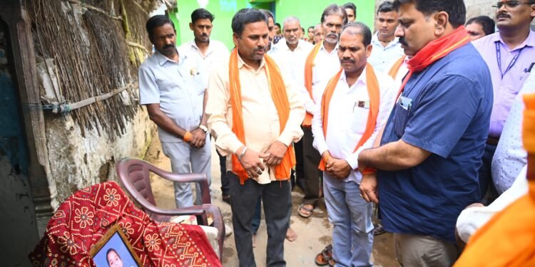 उपमुख्यमंत्री विजय शर्मा ने स्वर्गीय गायत्री कौशिक के निवास पहुँचकर श्रद्धांजलि अर्पित की 1 उपमुख्यमंत्री  विजय शर्मा ने स्वर्गीय गायत्री कौशिक के निवास पहुँचकर श्रद्धांजलि अर्पित की