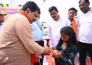 रक्षा बंधन में बहनों और भाइयो को उपमुख्यमंत्री विजय शर्मा की सौगात,खेल-कूद को बढ़ावा देने नेउर गांव खुर्द में बनेगा मिनी स्टेडियम, 50 लाख की घोषणा