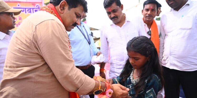 रक्षा बंधन में बहनों और भाइयो को उपमुख्यमंत्री विजय शर्मा की सौगात,खेल-कूद को बढ़ावा देने नेउर गांव खुर्द में बनेगा मिनी स्टेडियम, 50 लाख की घोषणा 1 रक्षा बंधन में बहनों और भाइयो को उपमुख्यमंत्री विजय शर्मा की सौगात,खेल-कूद को बढ़ावा देने नेउर गांव खुर्द में बनेगा मिनी स्टेडियम, 50 लाख की घोषणा